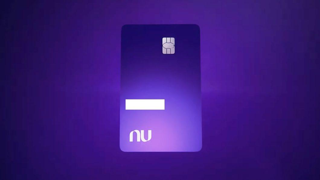 Imagem de um cartão de crédito do Nubank com uma tarja para cobrir o nome do proprietário