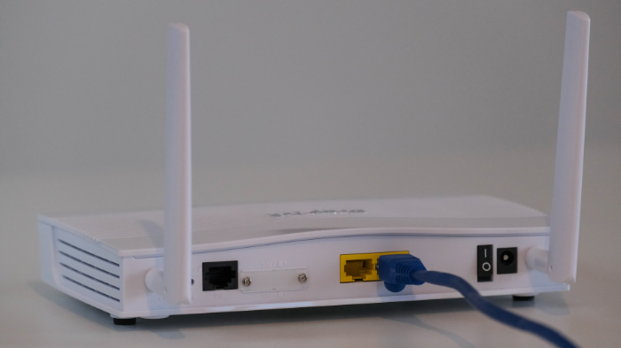 Roteador Wi-Fi com duas antenas (Imagem: Compare Fibre/Unsplash)