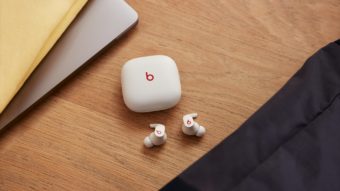 Apple lança Beats Fit Pro no Brasil com áudio espacial e cancelamento de ruído