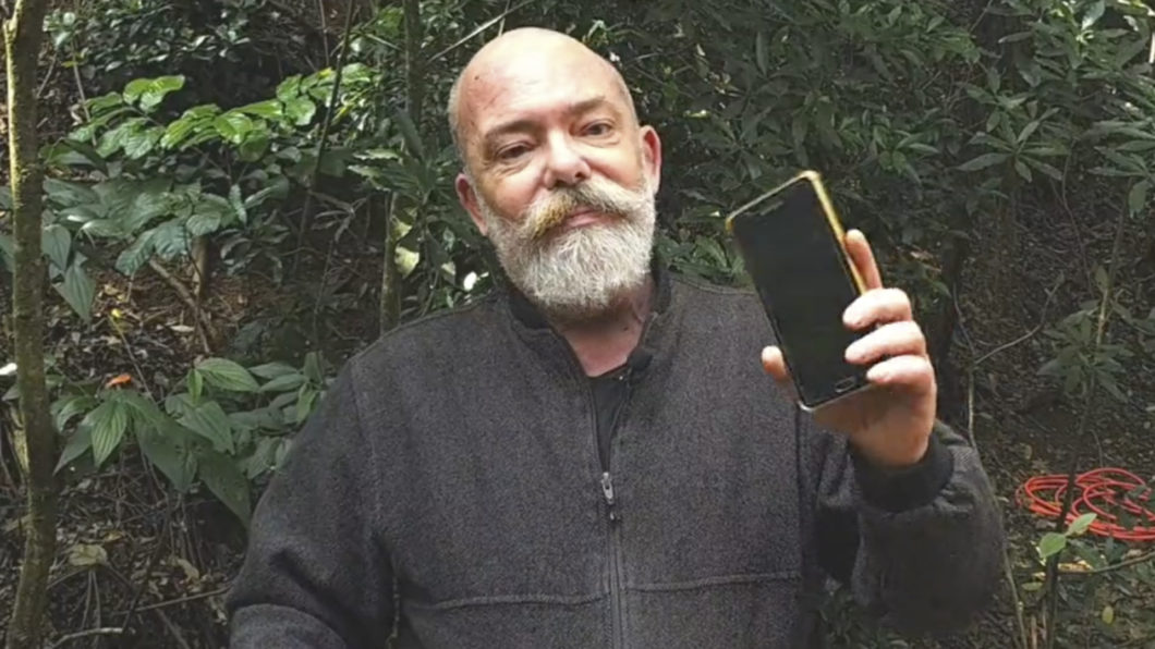 Biólogo Sérgio Rangel pede ajuda à Samsung para conseguir um celular novo (Imagem: Reprodução/Twitter)
