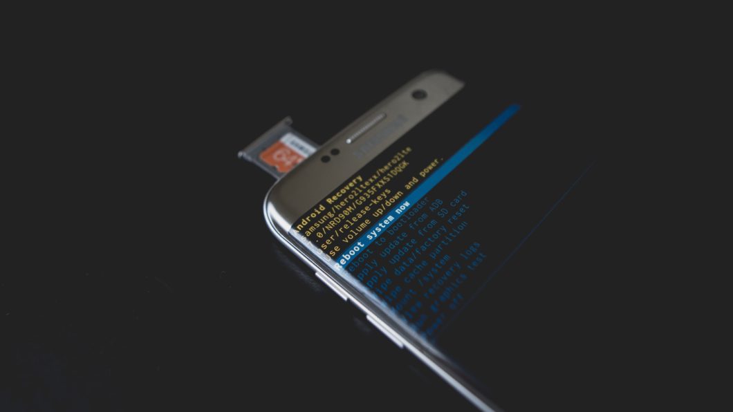 Modo de recuperação em um celular Samsung (Imagem: kelvin Valerio/Pexels)