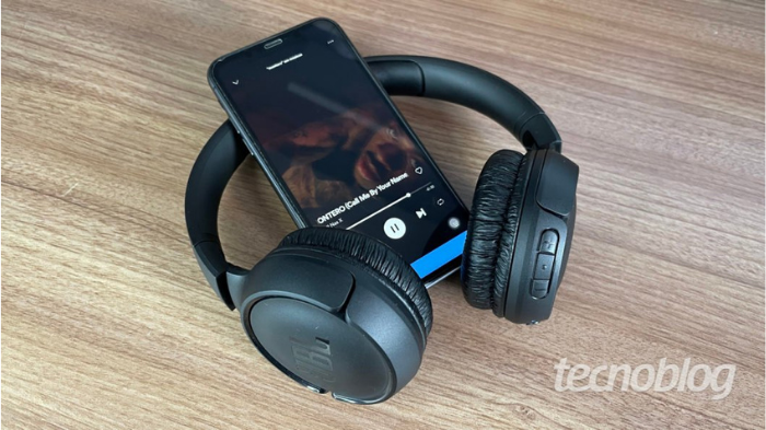 Teste o produto escutando músicas antes da compra (Imagem: Darlan Helder/Tecnoblog)