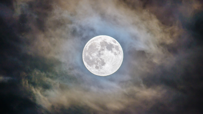 imagem da lua com nuvens
