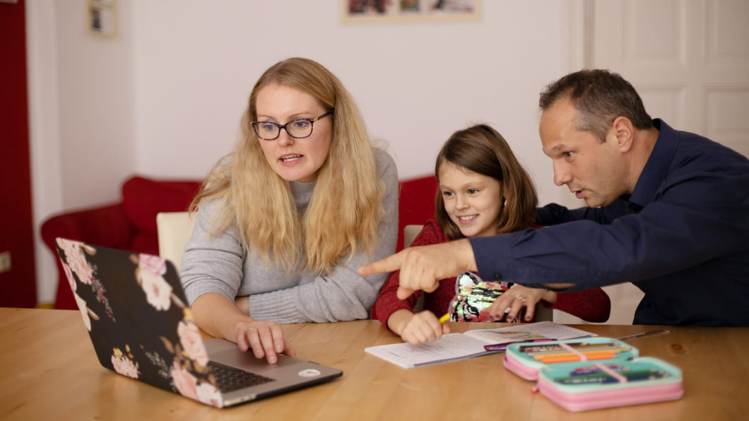 Família usando um computador (Imagem: Sofatutor/Unsplash)