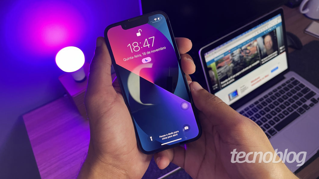 Ainda em testes, iOS 15.4 permitirá o desbloqueio facial do iPhone usando a máscara (Imagem: Darlan Helder/Tecnoblog) 