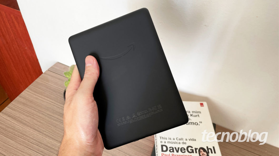 Novo Kindle Paperwhite mantém traseira com aspecto emborrachado (imagem: Emerson Alecrim/Tecnoblog)