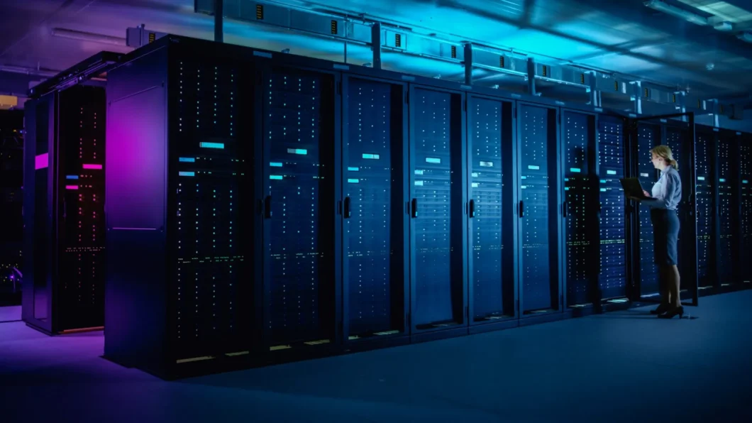 Mainframes em sala de servidores, ocupando grande espaço e exigindo refrigeração especial