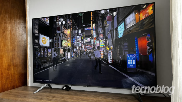 TV <a href='https://meuspy.com/tag/Samsung-espiao'>Samsung</a> AU7700 tem tela VA LCD com local dimming (imagem: Darlan Helder/Tecnoblog)