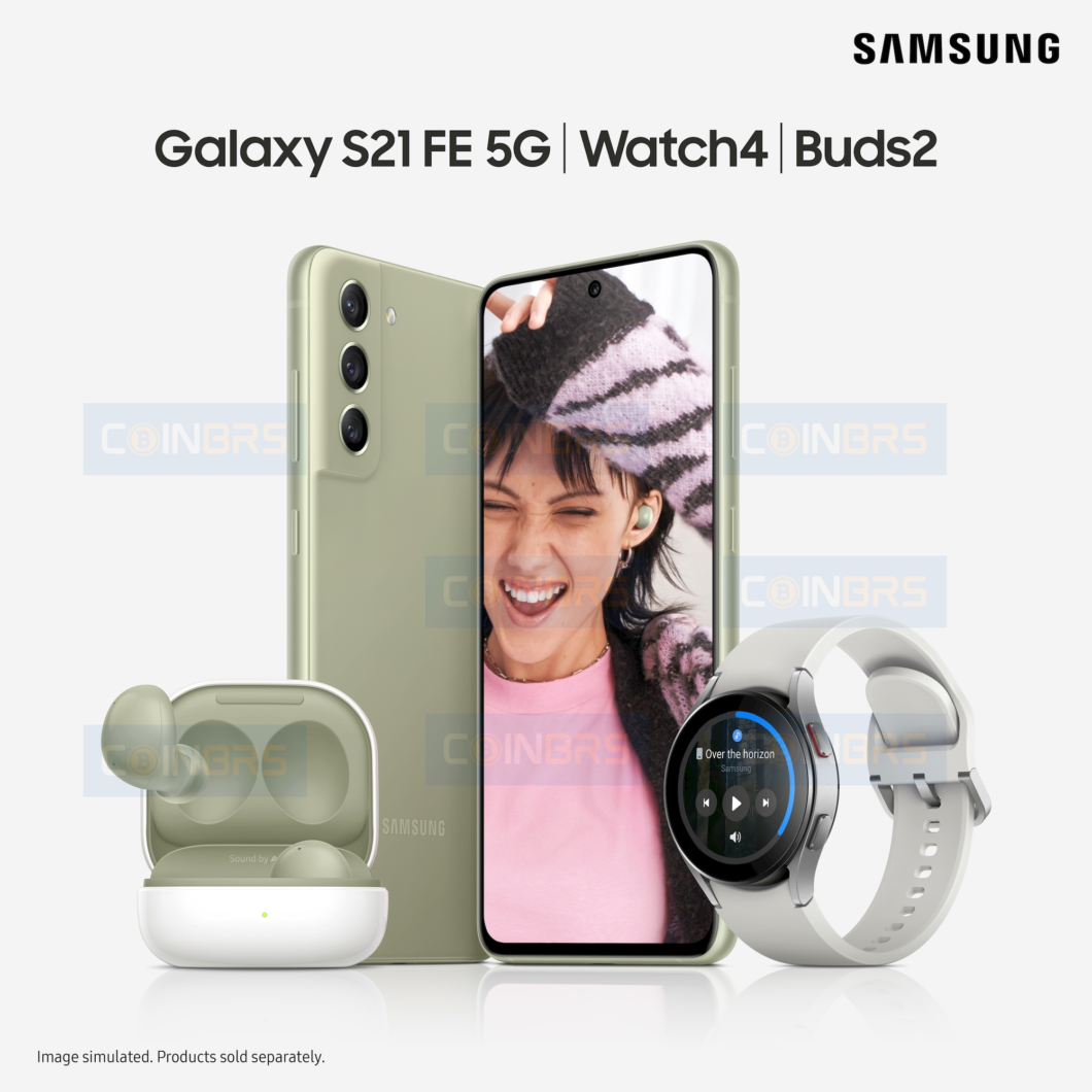Samsung Galaxy S21 FE aparece em imagem de divulgação vazada ao lado do Galaxy Buds 2 e Galaxy Watch 4 (Imagem: Reprodução/CoinBRS)