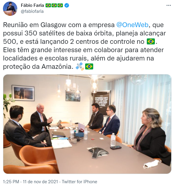 Tweet de Fábio Faria, que diz: "Reunião em Glasgow com a empresa  @OneWeb , que possui 350 satélites de baixa órbita, planeja alcançar 500, e está lançando 2 centros de controle no Bandeira do Brasil. Eles têm grande interesse em colaborar para atender localidades e escolas rurais, além de ajudarem na proteção da Amazônia. 🛰Bandeira do Brasil"