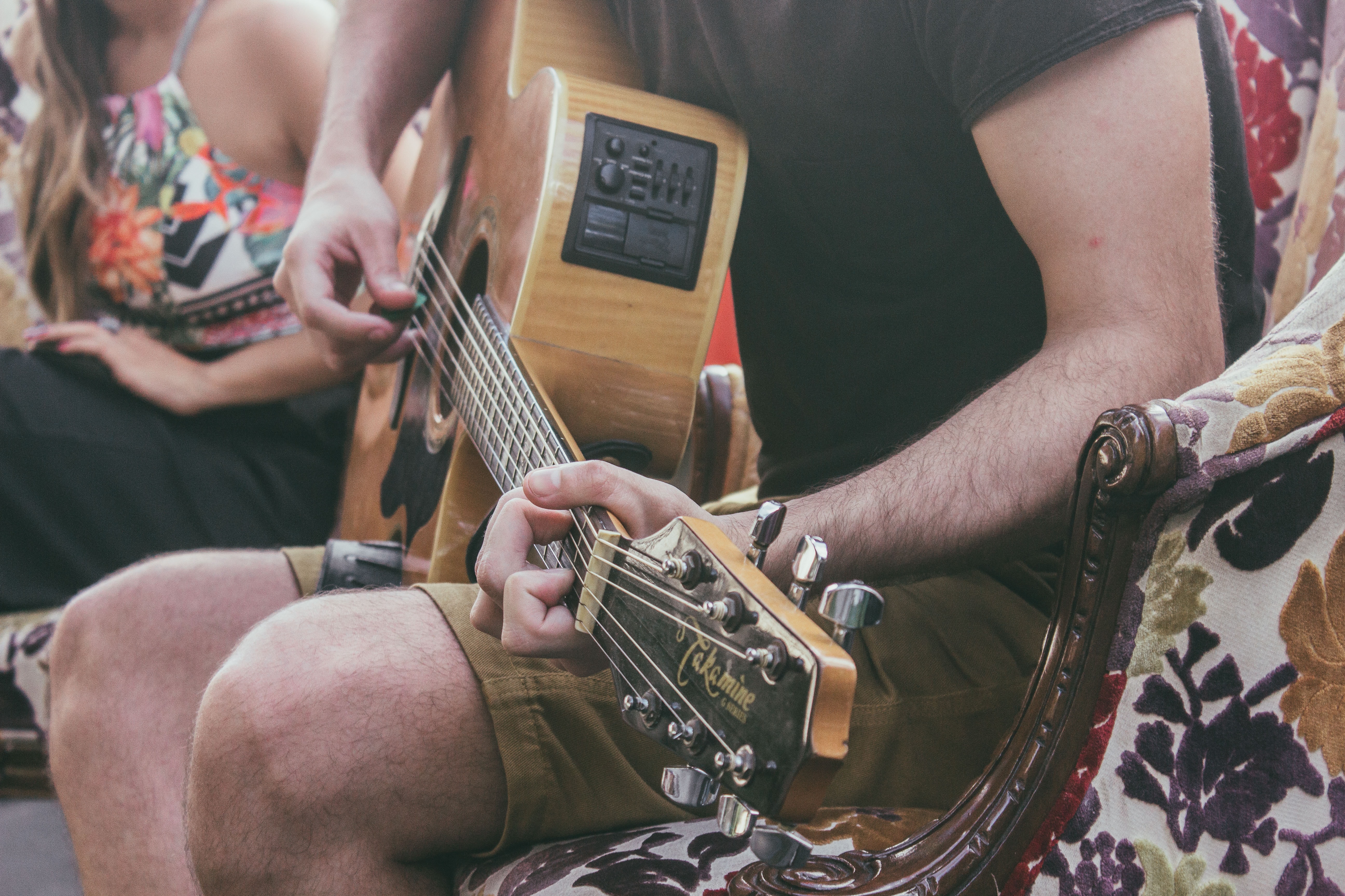 5 aplicativos para aprender a tocar violão online