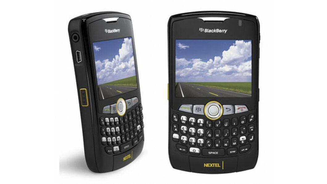 BlackBerry Curve 8530i (sim, esse celular já foi o desejo de boa parte dos brasileiros) (Imagem: Divulgação)