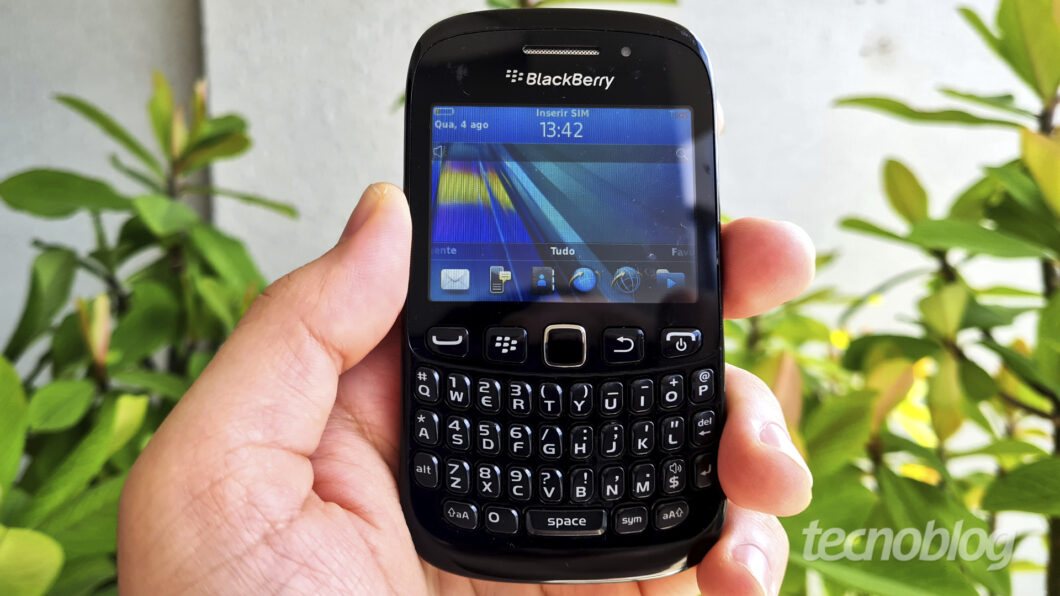 BlackBerry Curve 9220 tinha trackpad para navegar entre apps, sistemas e mais (Imagem: Everton Favretto/Tecnoblog)