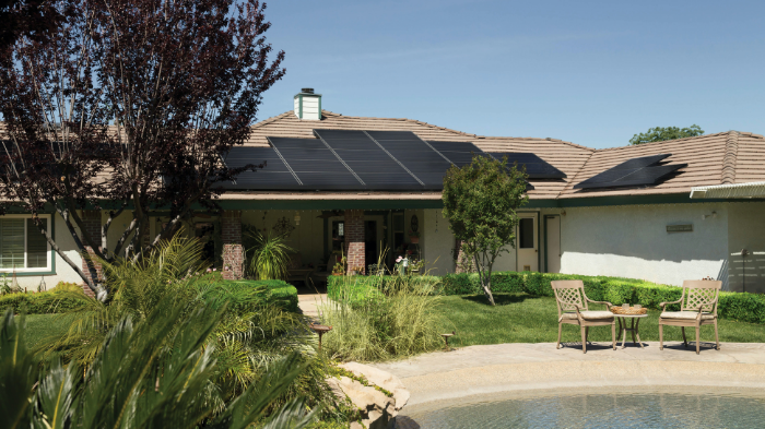 residências com placas fotovoltaicas instaladas (Imagem: Vivint Solar/Pexels) 