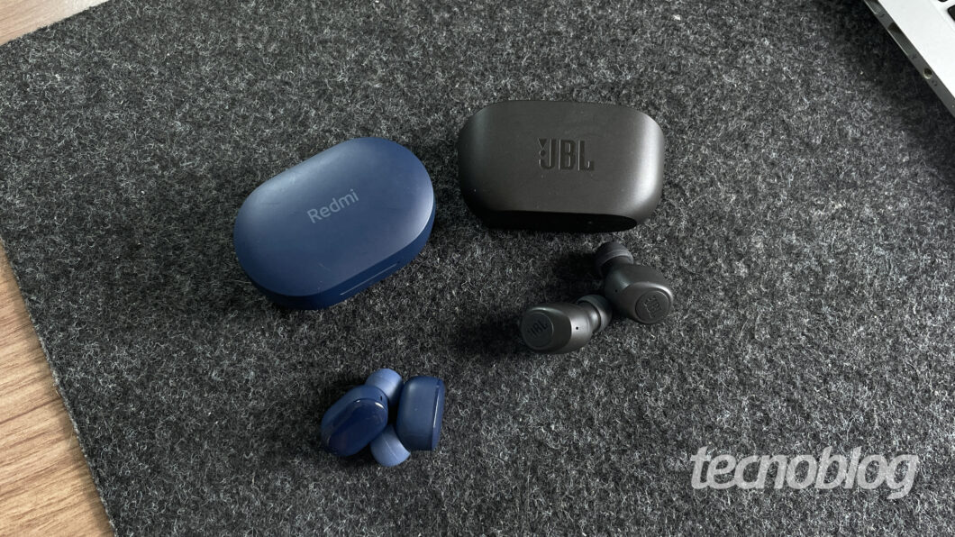 Redmi AirDots 3 e JBL Wave 100 TWS (Imagem: Darlan Helder/Tecnoblog)