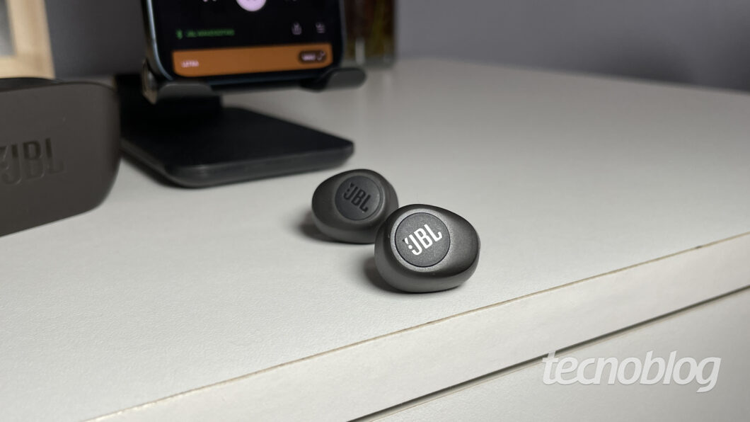 JBL Wave 100 TWS (Imagem: Darlan Helder/Tecnoblog)