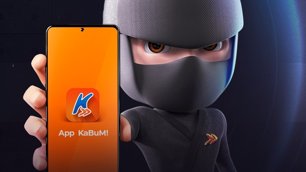 Ninja do Kabum segura celular com app da loja