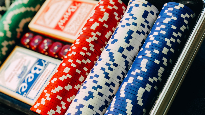 O termo blue chips é oriundo do poker como peça valiosa (Imagem: Chris Liverani/Unsplash)