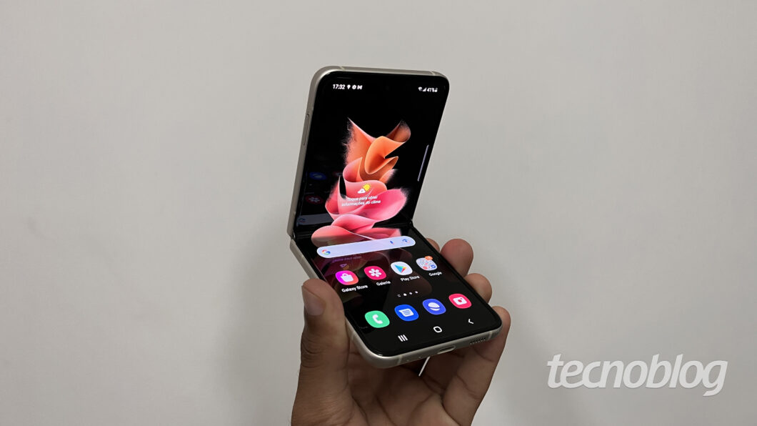 Foldable phones helped boost Samsung's revenue in Q4 2021 (Image: Darlan Helder/Tecnoblog)