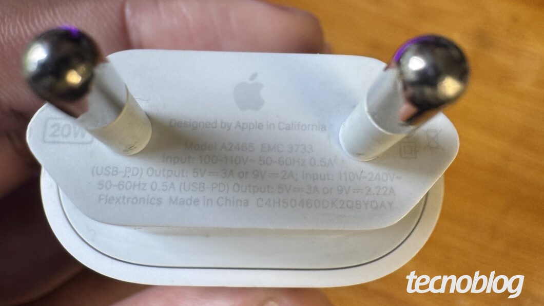 imagem de um carregador da apple de 20w