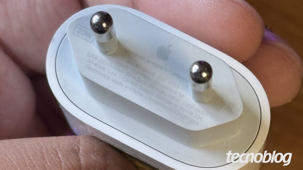 imagem de um carregador da apple de 20w com as informações técnicas gravadas a laser
