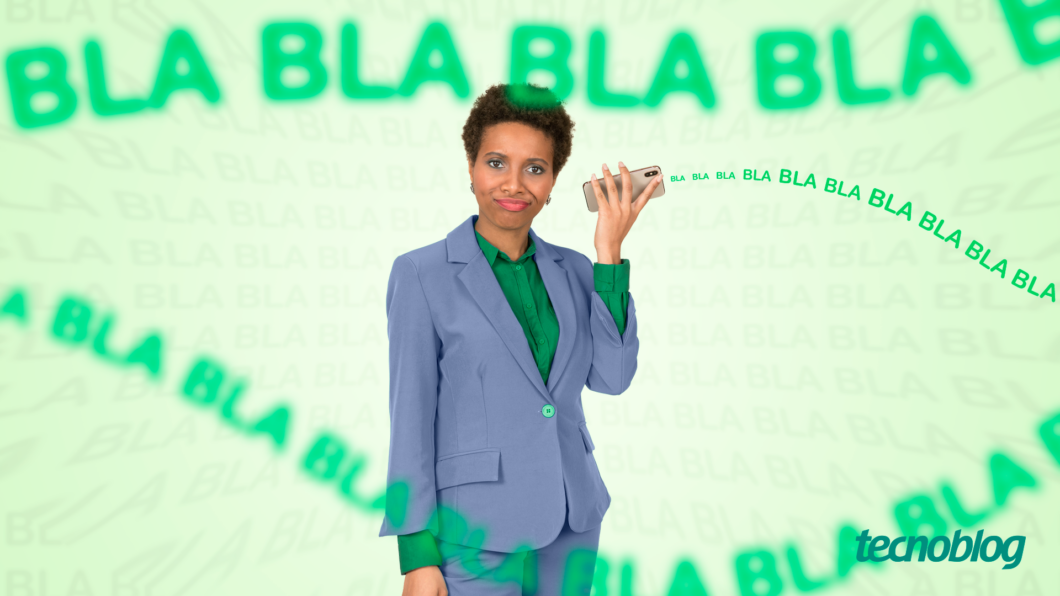 mulher segurando o celular próximo ao ouvido com vários textos escrito "bla bla bla" representando o envio de áudio longo pelo whatsapp