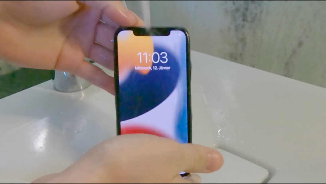 iPhone X modificado manteve a resistência à água (Imagem: Reprodução/Gernot Jöbstl/YouTube)
