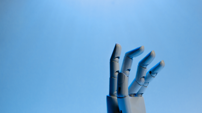 imagem de uma mão robotizada simbolizando a inteligência artificial
