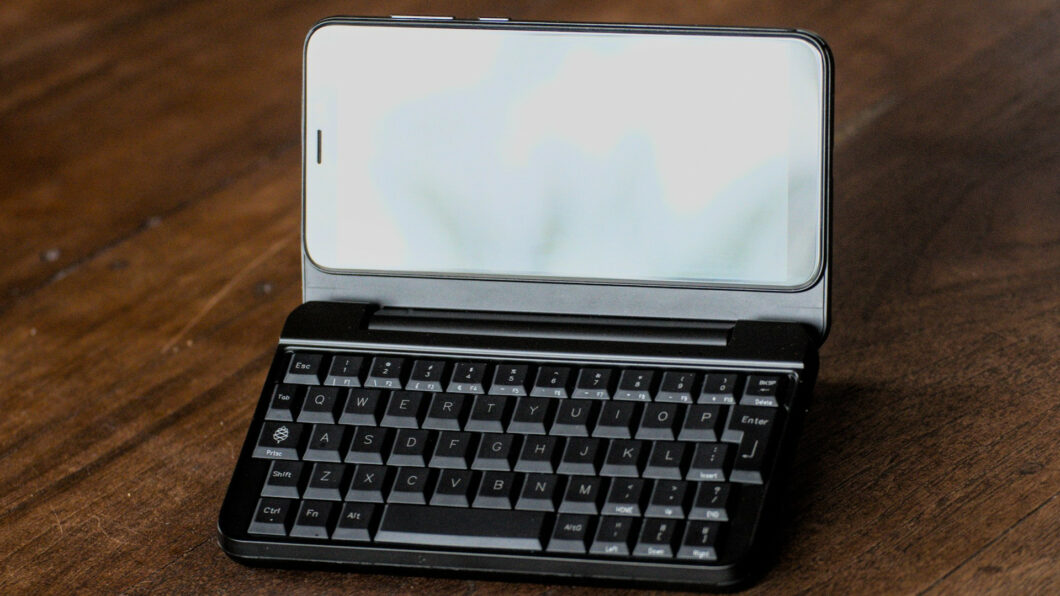 Pine64 lança capa com teclado físico para PinePhone (Imagem: Divulgação)
