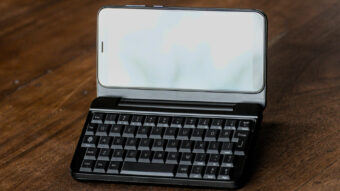 PinePhone, celular com Linux, vira PC portátil com esta capa de teclado