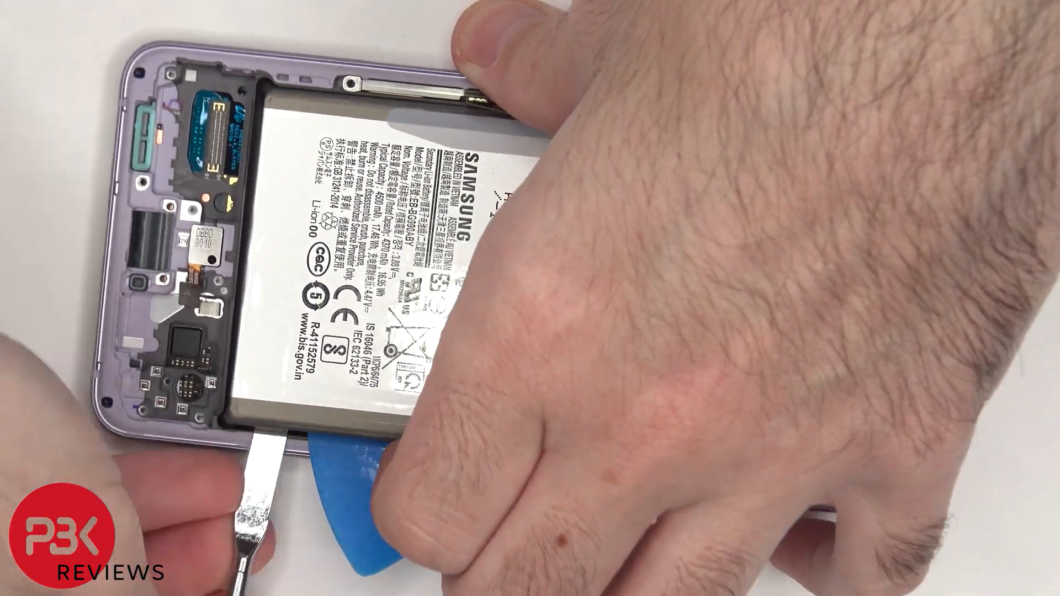 Sim, dá esse trabalhão para retirar a bateria do Galaxy S21 FE (Imagem: Reprodução/PBKreviews/YouTube)