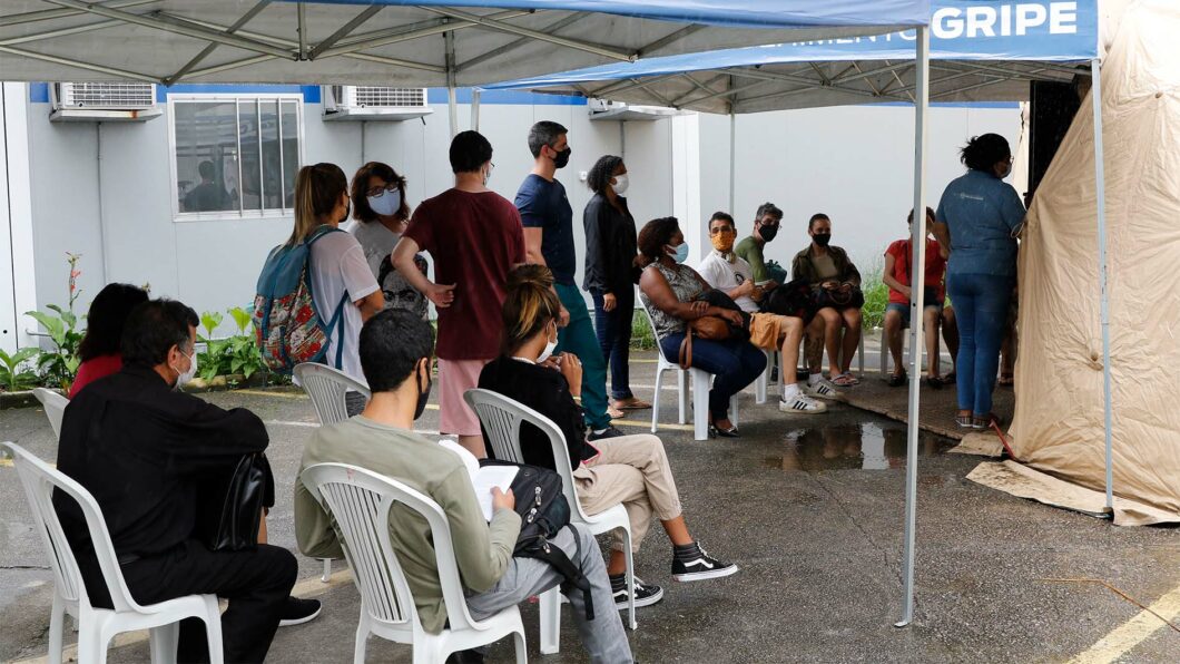 Falha em agendamento online para teste de COVID-19 causa aglomeração no Rio