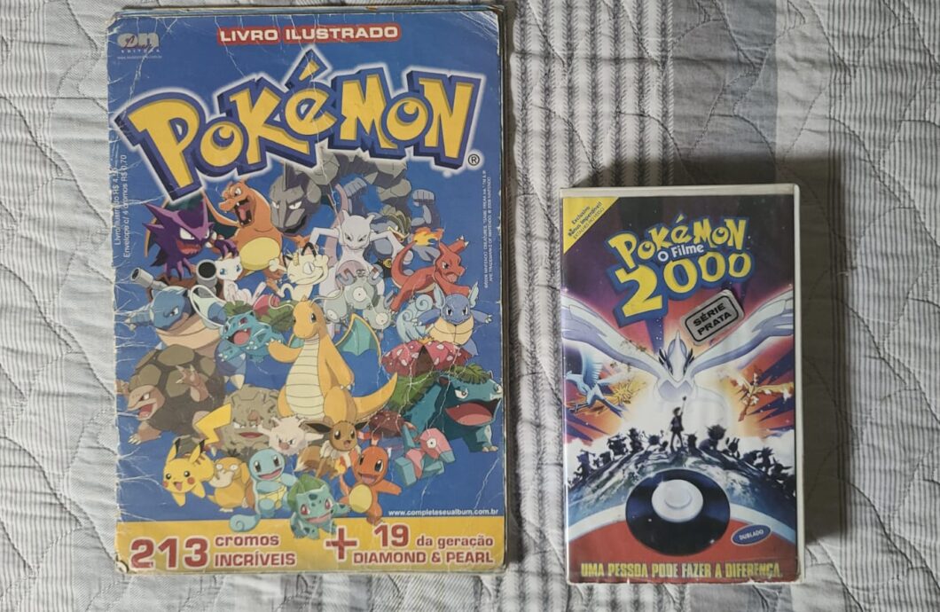 Álbum de figurinhas e fita cassete do filme Pokémon 2000