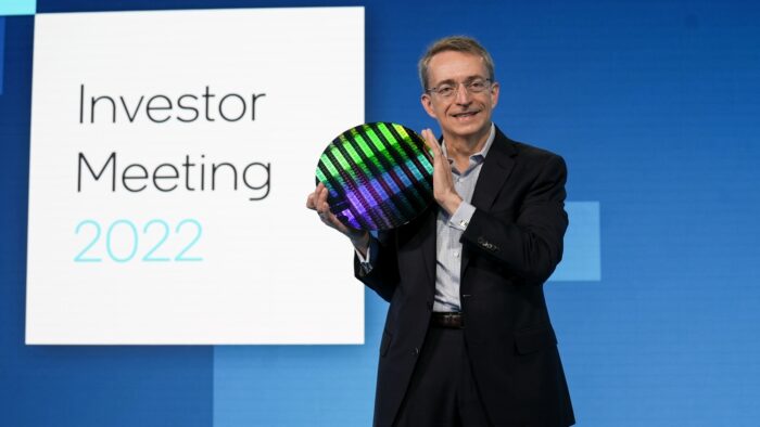 Pat Gelsinger, CEO da Intel, com um wafer em mãos (imagem: divulgação/Intel)