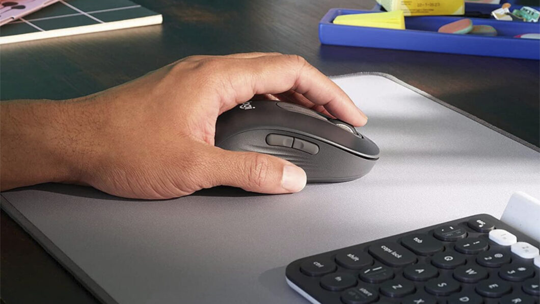 Logitech Signature M650 é um mouse com versões para mãos grandes e canhotos