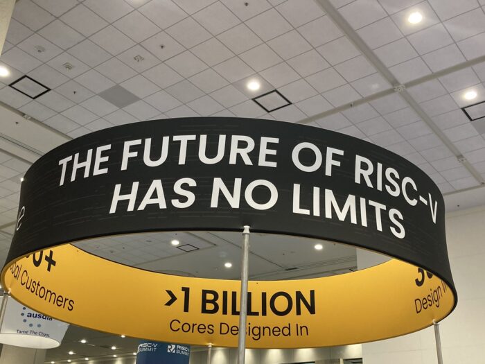 Placa com os dizeres "O futuro do RISC-V não tem limite" no RISC-V Summit 2021 (imagem: Twitter/RISC-V)