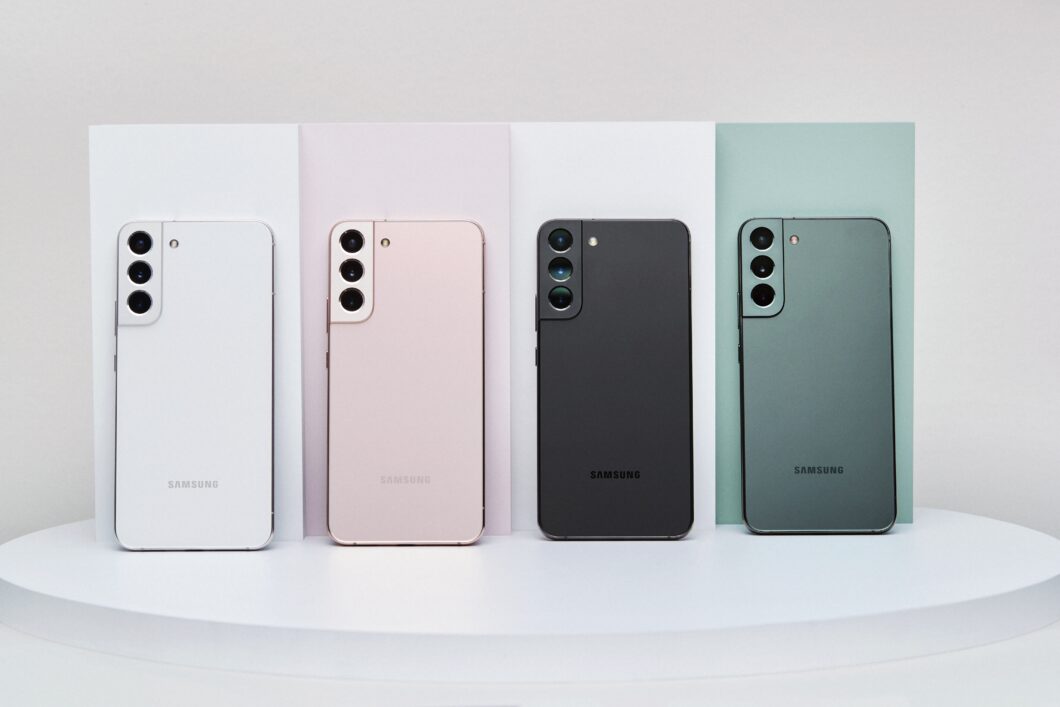 Galaxy S22 e S22+ (foto) têm quatro opções de cores (Imagem: Divulgação/Samsung)