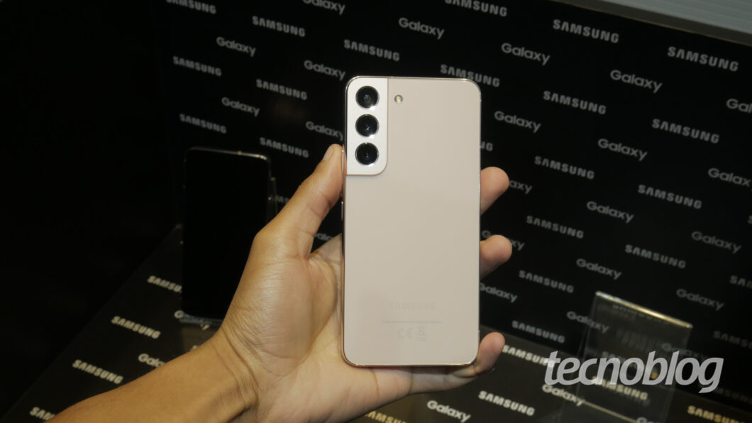 Samsung Galaxy S21 FE e S22 (foto) têm até 256 GB de armazenamento (Imagem: Darlan Helder/Tecnoblog)