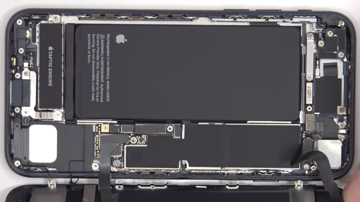 Desmanche do iPhone SE (2022) mostra bateria maior e difícil de trocar