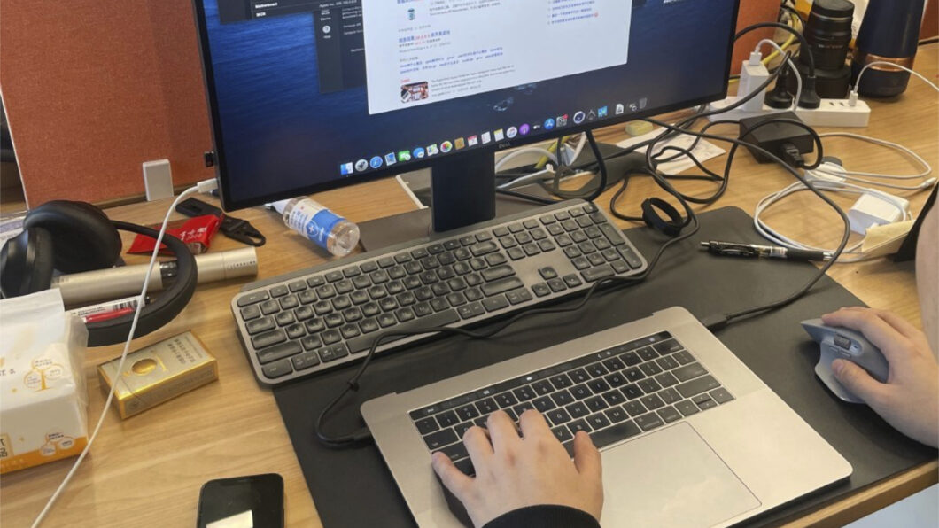 Usuários removem tela de MacBook Pro para usá-lo como desktop (Imagem: Reprodução/Duan Rui/Twitter)