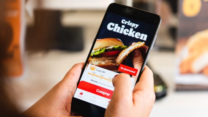 Para depender menos do iFood, Burger King lança delivery via WhatsApp