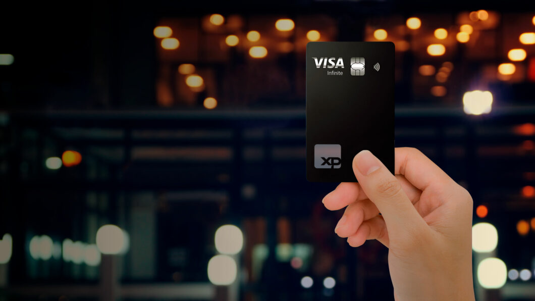 XP oferece cartão Visa Infinite com anuidade grátis para clientes (Imagem: Divulgação)