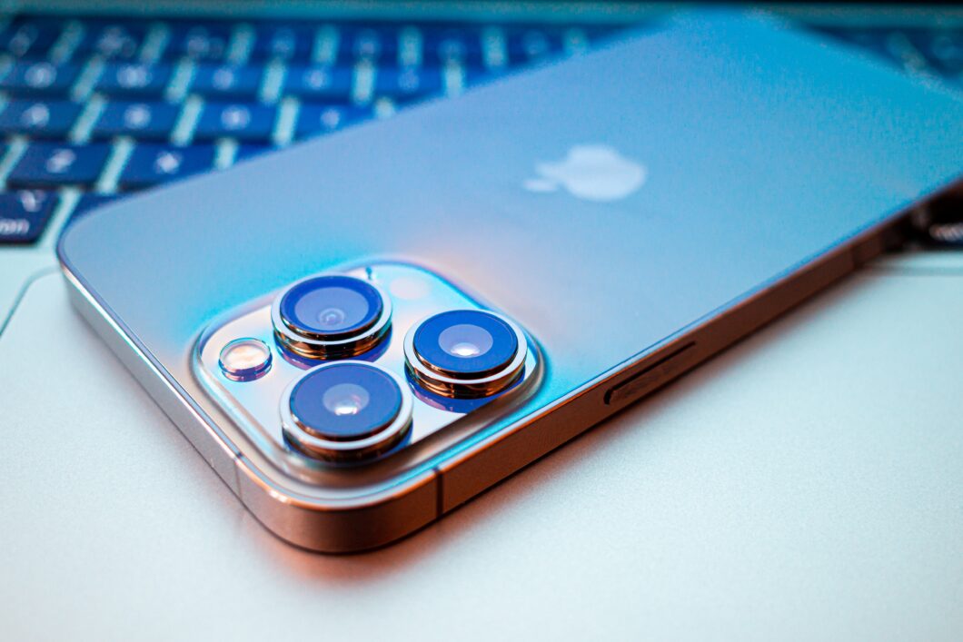iPhone 13 Pro Max ganha modificação “Ultra” com USB-C, ventoinha e mais bateria