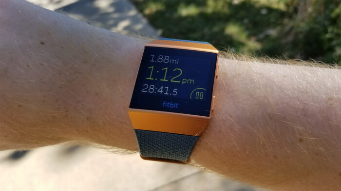 Fitbit Ionic laranja no pulso de um usuário