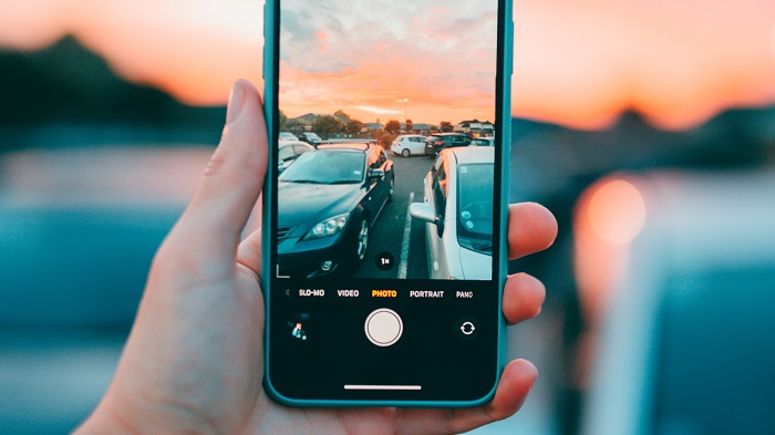 Como gravar um vídeo com música tocando no iPhone / Photo by Liam Shaw on Unsplash