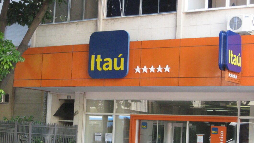 Clientes do Itaú podem bloquear numeração do cartão de crédito físico para compras pela internet (Imagem: Junios/Wikimedia Commons)