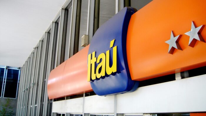 Fachada de agência do Itaú