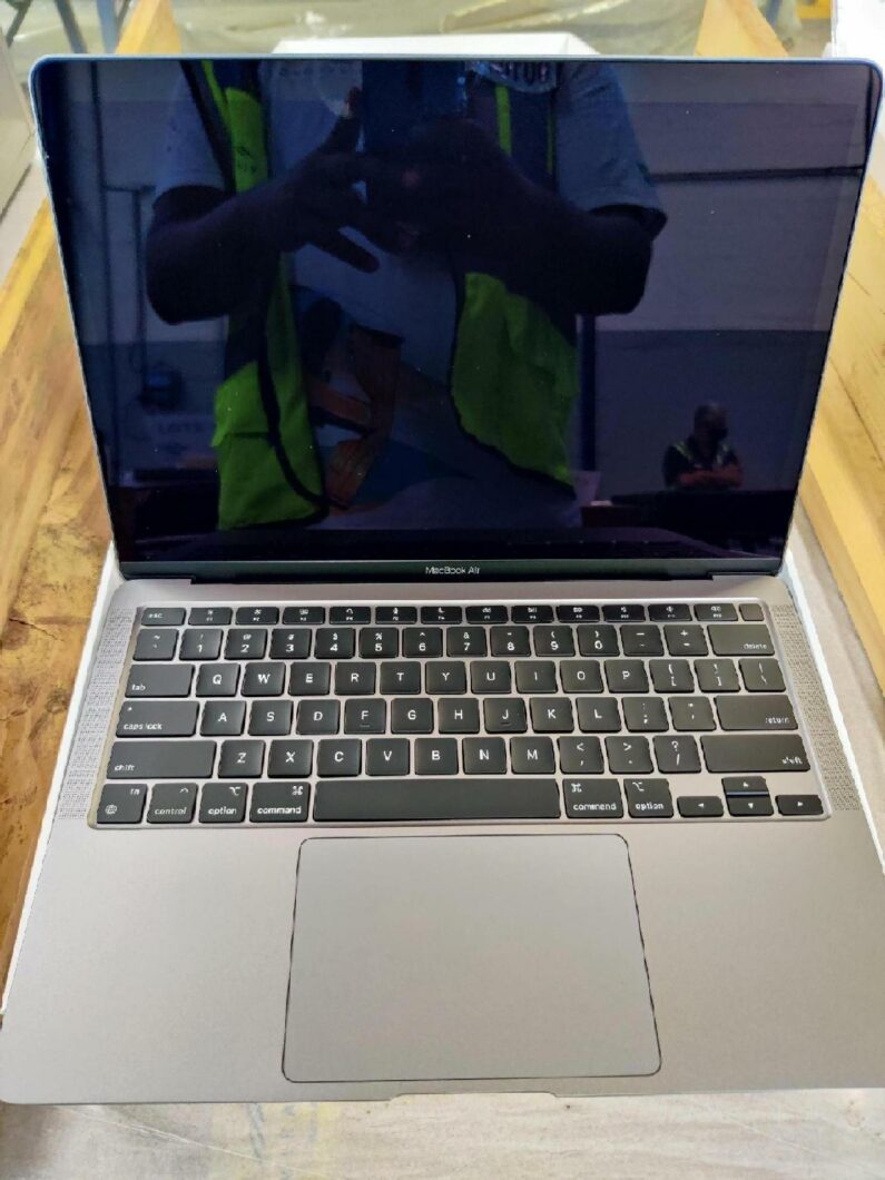 Lote 37 tem MacBook Air com Apple M1 (Imagem: Reprodução/Receita Federal)