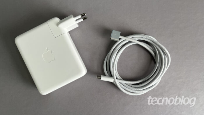 Carregador com cabo MagSafe 3 do MacBook Pro M1 Max (imagem: Darlan Helder/Tecnoblog)