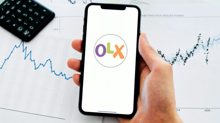 Logo da OLX em smartphone (Imagem: Diverse Stock Photos/ Flickr)